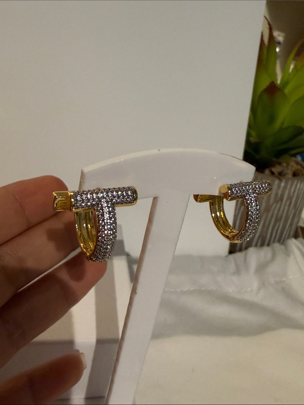 T hoop with zircon gold plated